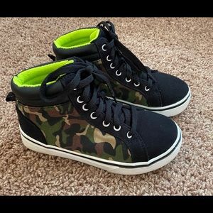 High top camouflage sneakers